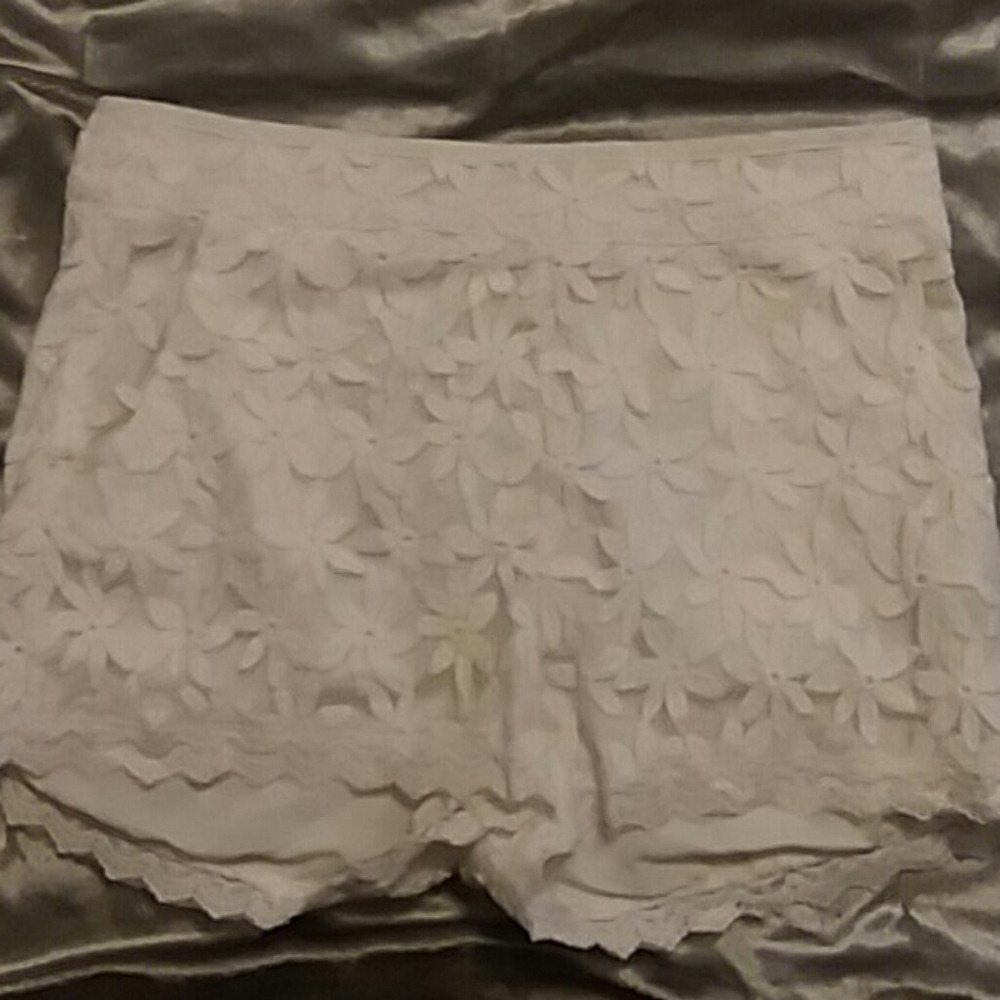 This is a Monteau original white shorts